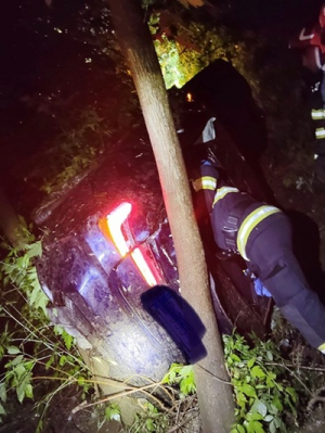 Trei tineri au căzut cu mașina &icirc;ntr-o r&acirc;pă de 15 metri