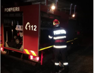 Casă cuprinsă de flăcări, &icirc;n toiul sărbătorilor de iarnă