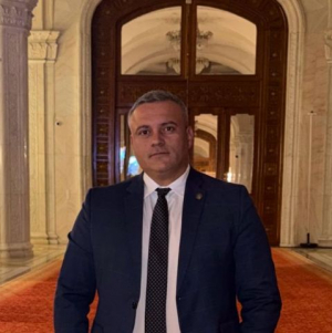 Deputatul gălăţean care a schimbat trei partide &icirc;n doi ani de mandat