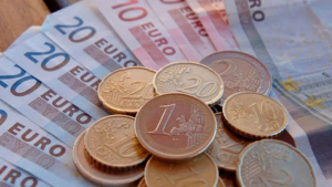 Analiza financiară. Euro a &icirc;ncheiat săptăm&acirc;na la 5,233 lei