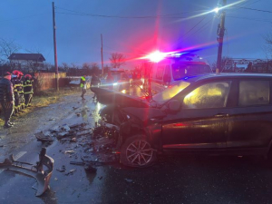 Accident &icirc;n lanț pe DN 26, la V&acirc;nători. Cinci persoane au ajuns la spital &icirc;n urma impactului