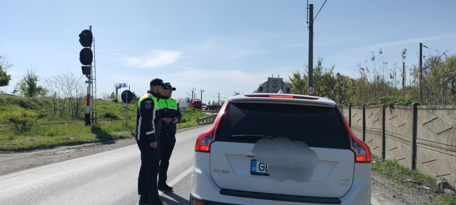 Zeci de șoferi, amendați pentru că au ”tăiat” calea trenului