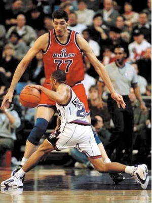 OAMENI DE SEAMĂ.Gheorghe Mureşan, singurul rom&acirc;n care a jucat &icirc;n NBA