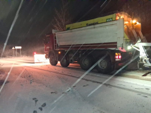UPDATE. Trafic &icirc;n condiţii de iarnă. Pe ce drumuri judeţene s-a intervenit pentru combaterea poleiului și &icirc;ndepărtarea zăpezii