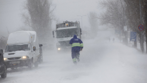 UPDATE. Autoturisme blocate pe drumurile județene. Ambulanțe &icirc;nzăpezite și peste 1.300 de consumatori fără curent