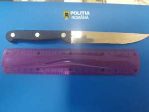 Pericol public &icirc;ntr-un tren care trece prin Tecuci. Un călător beat a fost depistat cu un cuțit &icirc;n loc de bilet