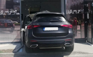 Femeie lovită de o mașină &icirc;n timp ce se afla la un bancomat