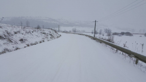 UPDATE. Un autocar și un autocamion au rămas blocați &icirc;n nămeți. Deszăpezirea continua pe drumurile naționale și județene