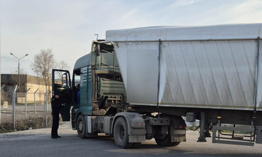 La volanul unui autocamion, fără permisul potrivit