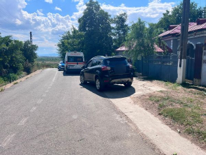 UPDATE: Tragedie la Ionășești. Copilul de un an și două luni lovit de mașina tatălui său a murit