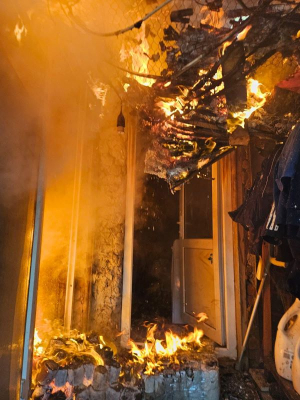 O casă din Galați a fost cuprinsă de flăcări. Pompieri intervin &icirc;n aceste momente pentru lichidarea incendiului
