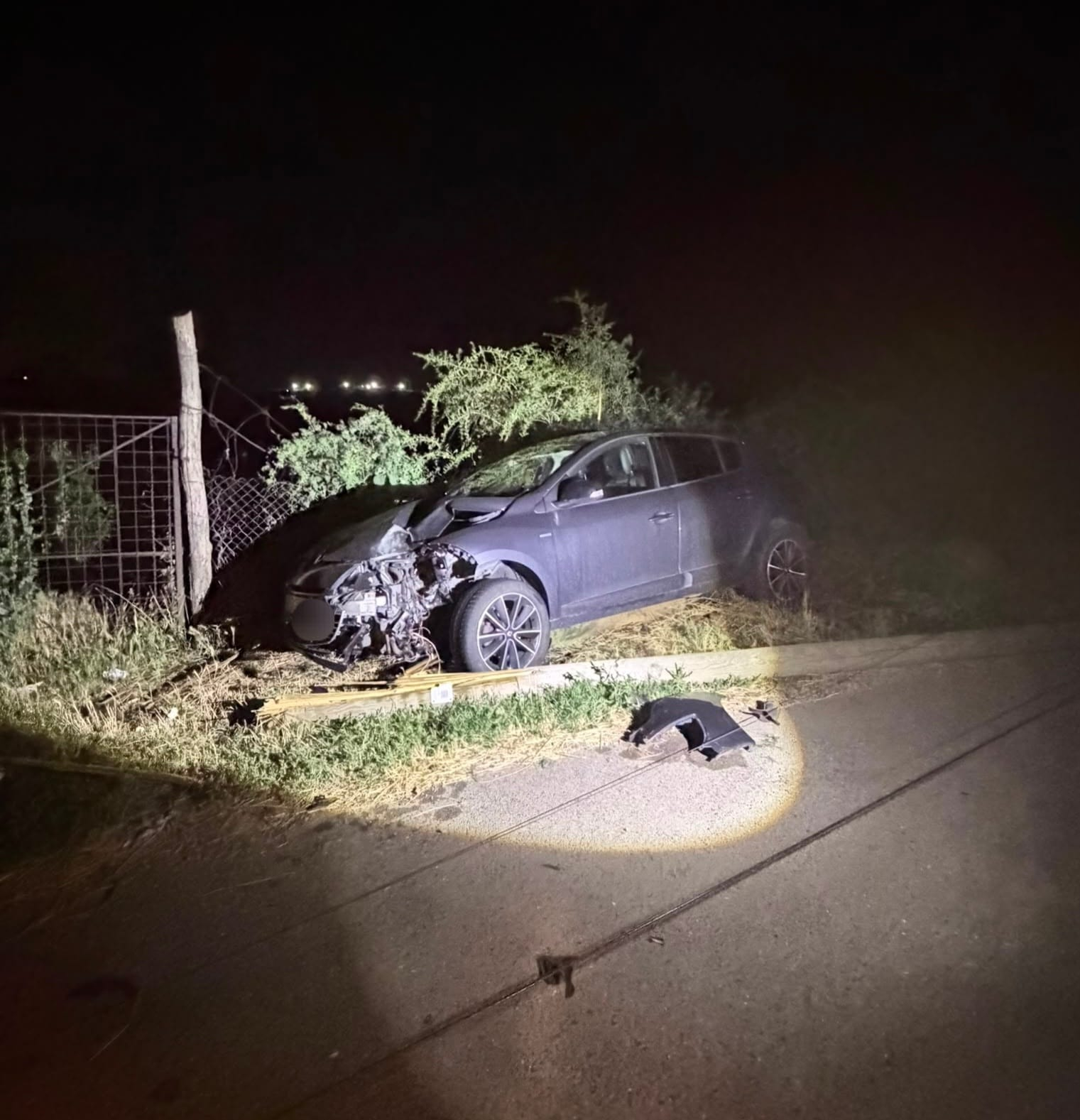 O șoferiță beată a fugit după ce și-a făcut mașina praf într-un stâlp