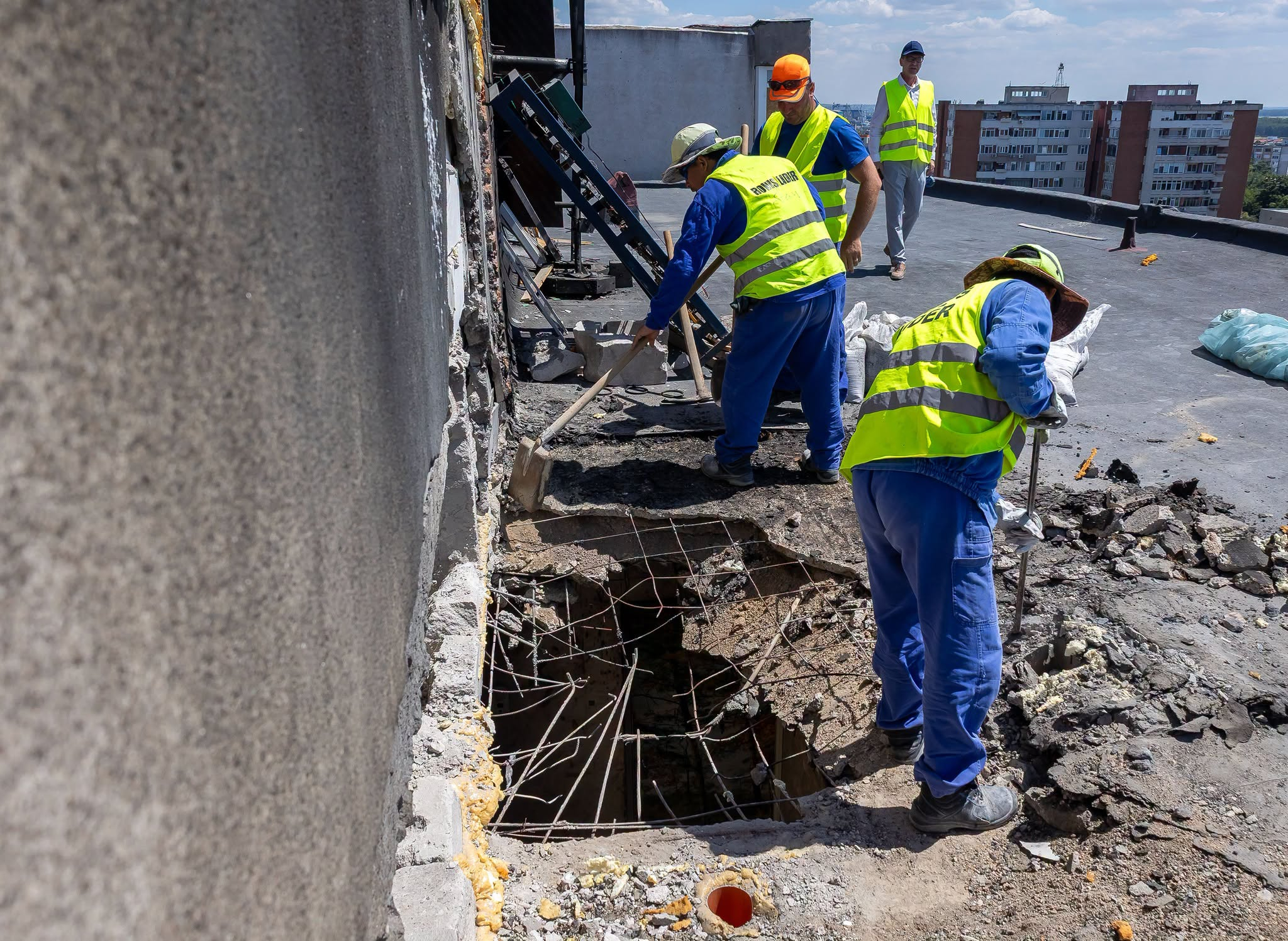 Cine repară apartamentul lovit de dronă din zona Stirex