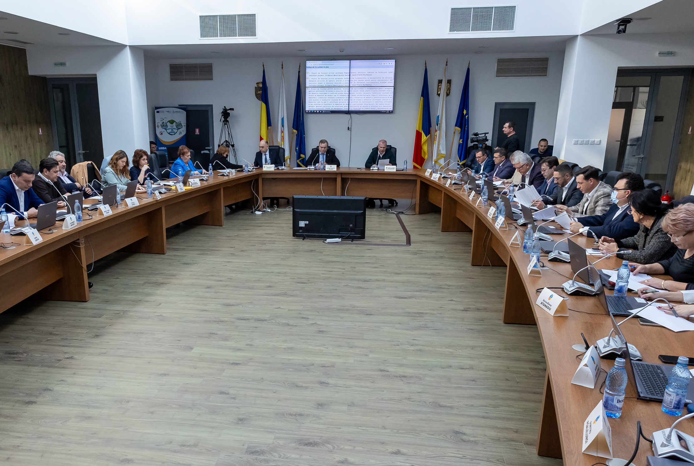 Suprafeţe cu construcţii ilegale ar urma să fie scoase la licitaţie. Zeci de vânzări de terenuri, supuse la votul aleşilor locali