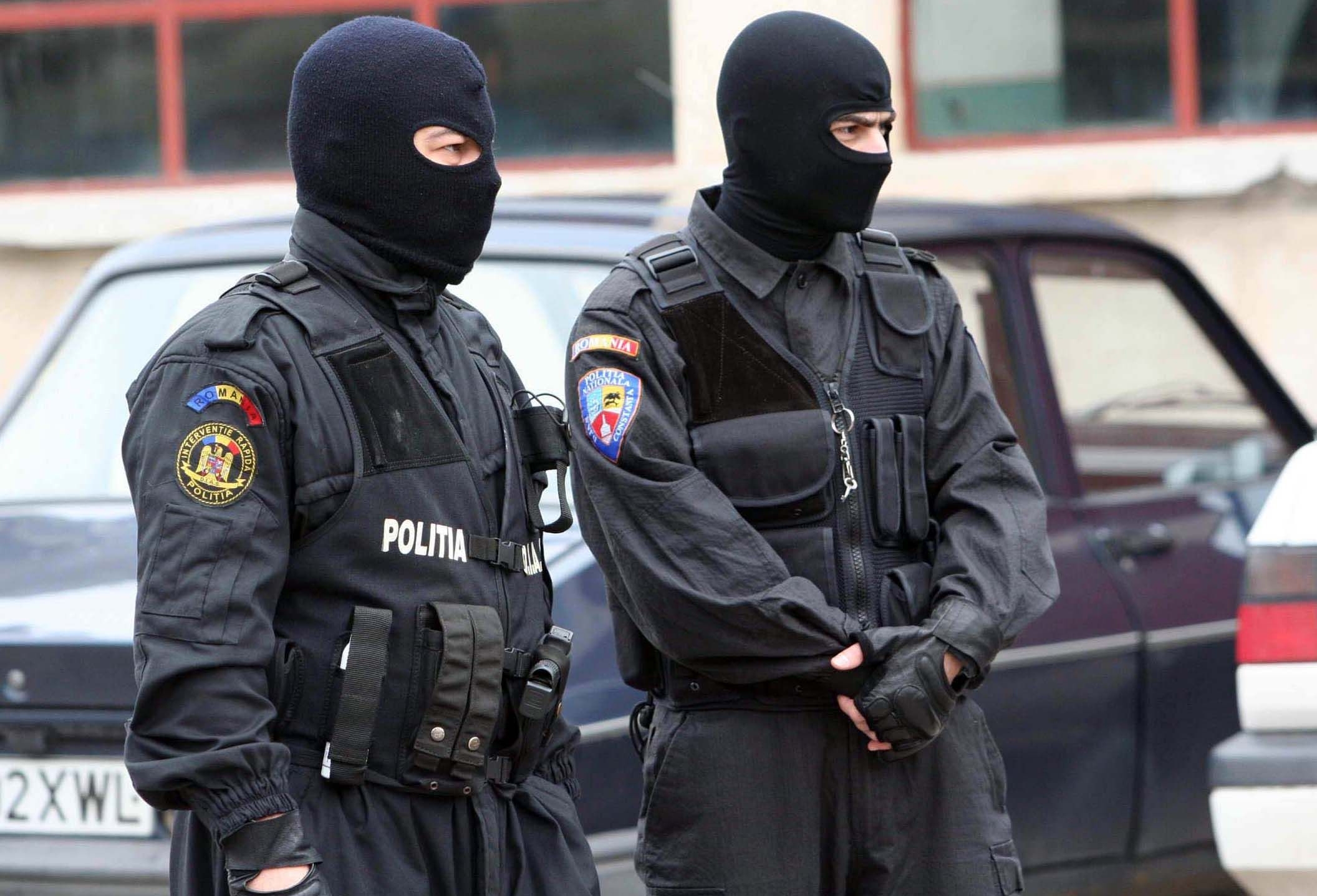 Amenzi peste amenzi şi mărfuri confiscate de poliţiştii gălăţeni în Vinerea Mare. Au căutat miei şi au găsit... petarde!