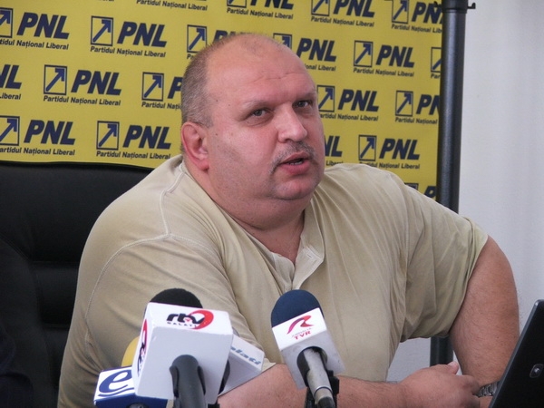 Senatorul Ichim solicită anchetă în comunele calamitate / Cine răspunde pentru cei nouă morţi de la inundaţii?