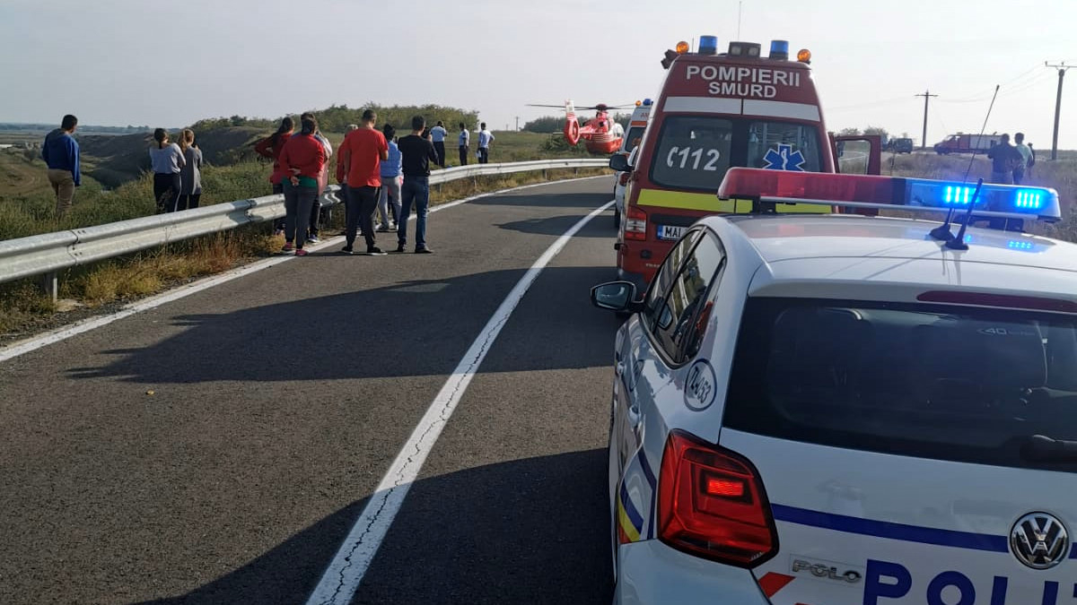 Accident grav într-o curbă periculoasă. Patru victime și trei mașini distruse, bilanțul impactului