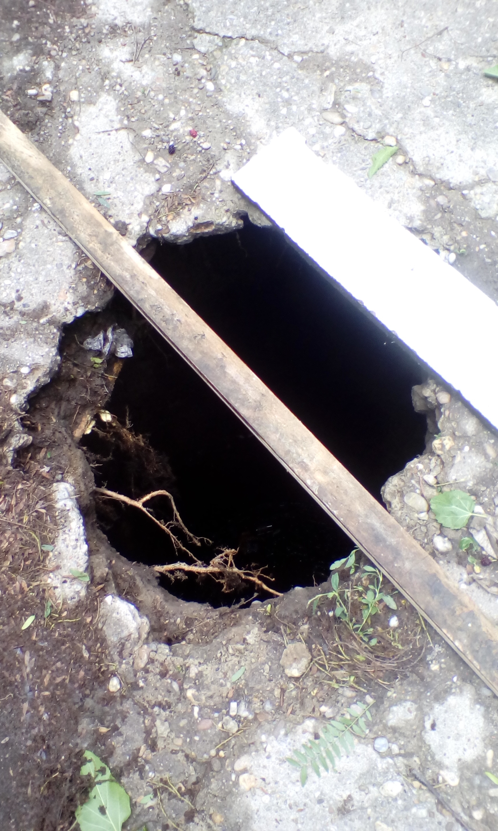 Sesizări de la cititori/ O groapă de câţiva metri, monstrul unui cartier din oraş