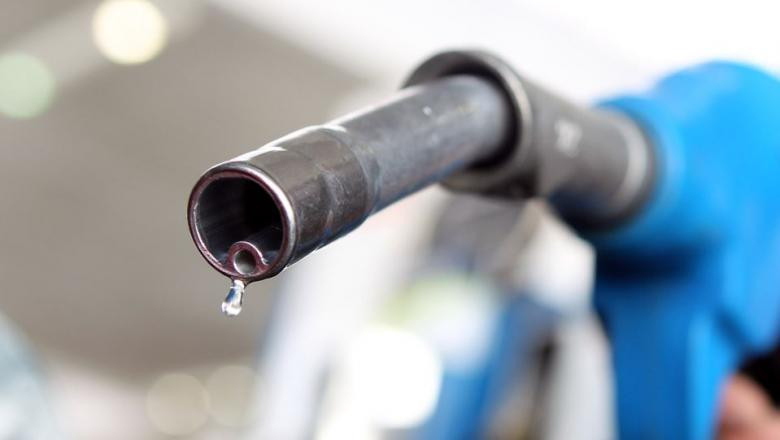 Guvernul ia în calcul reducerea accizei la carburanți