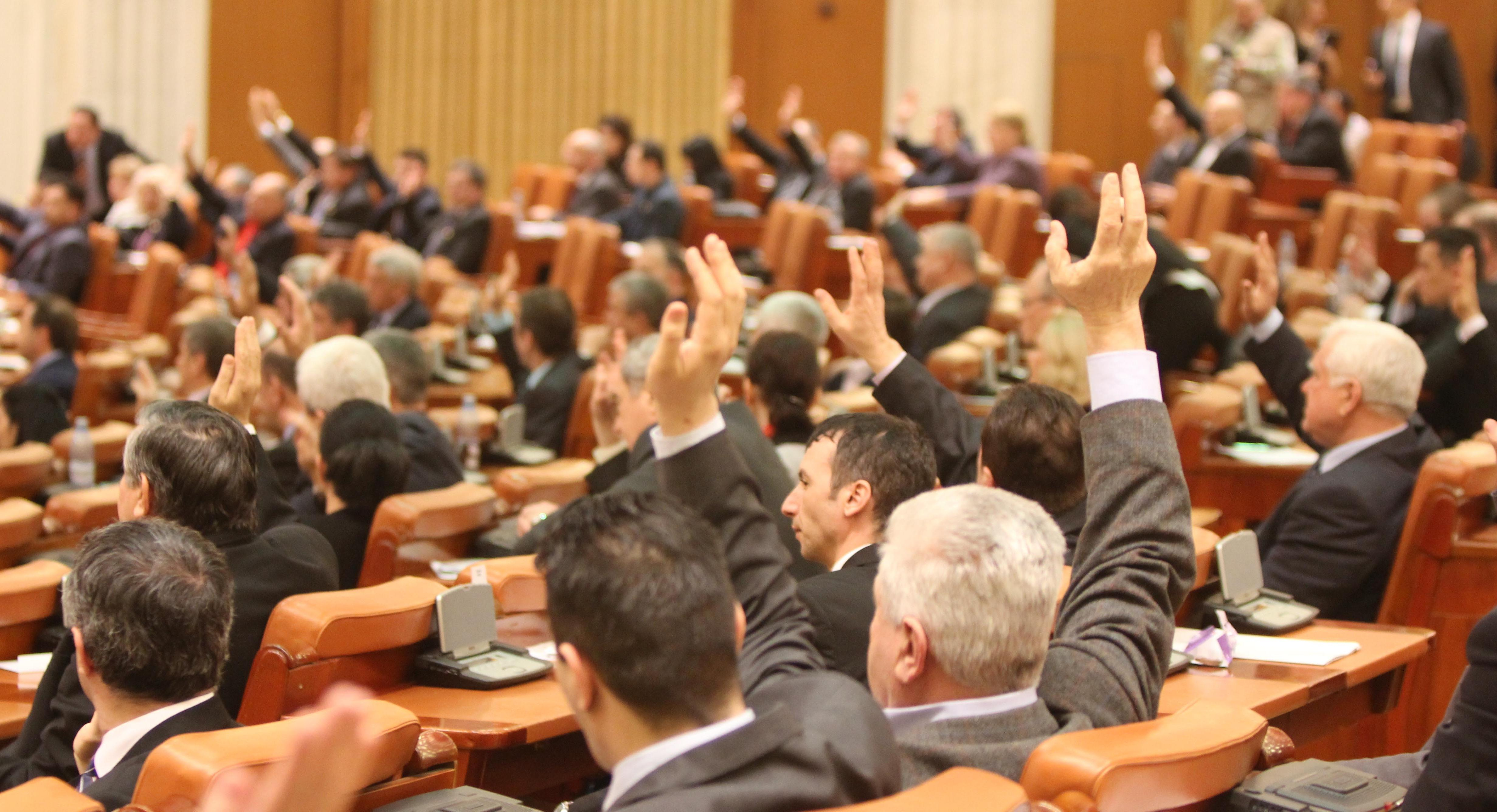 Parlamentarii scapă de conflictul de interese
