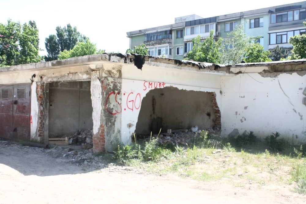 Zona garajelor din complexul Ancora arată în continuare ca DUPĂ RĂZBOI