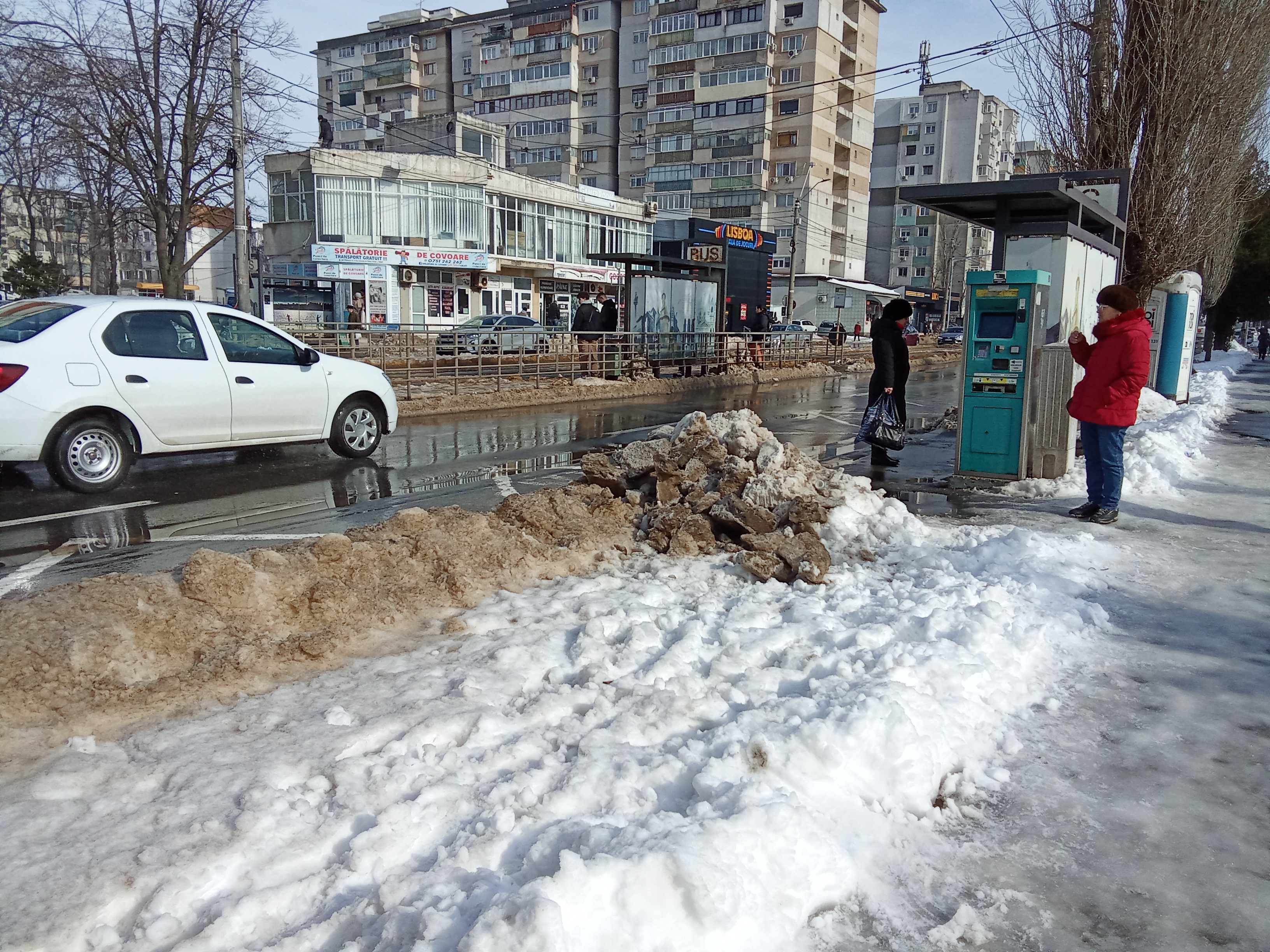 Câți muncitori deszăpezesc Galaţiul în timpul nopţii