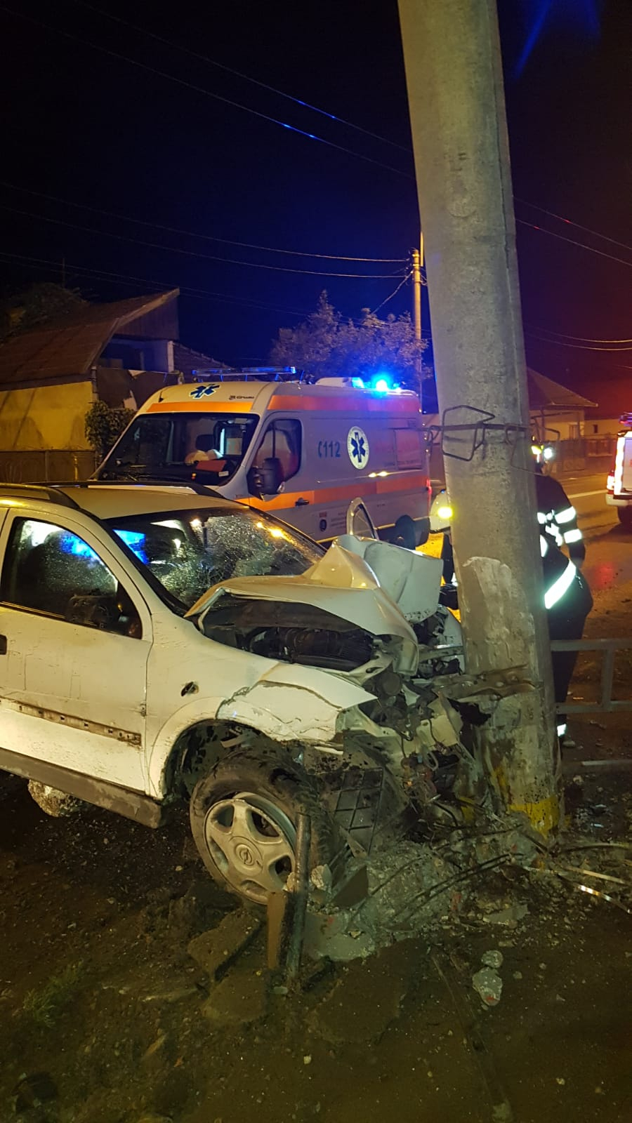 Mort de beat, și-a făcut mașina praf într-un stâlp electric