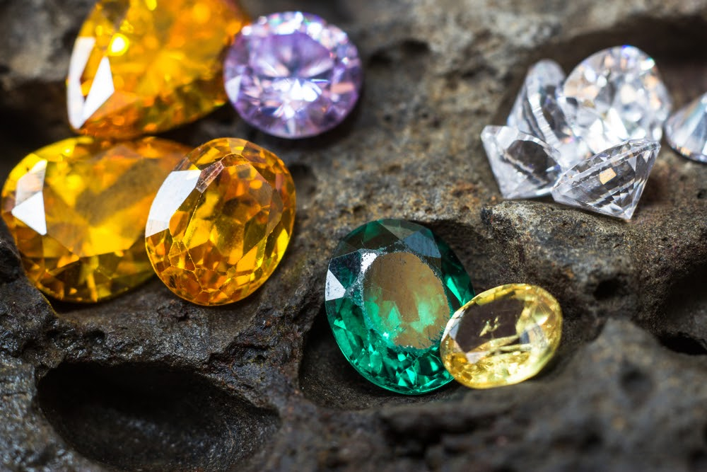 Zeci de cristale și minerale rare, expuse la Galați