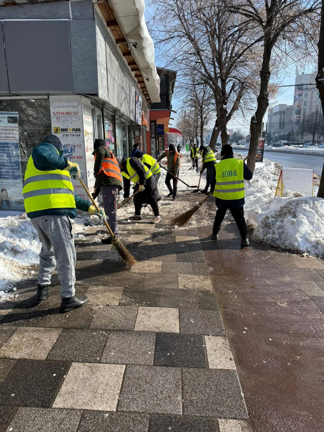 Zeci de deținuți curăță orașul de zăpadă
