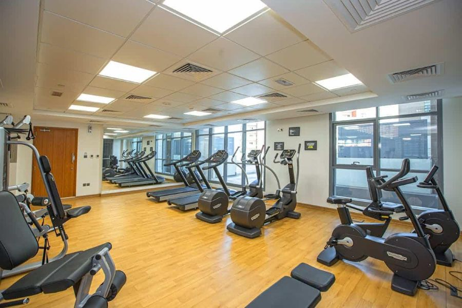 Beneficiile antrenamentului în sală de fitness vs. acasă