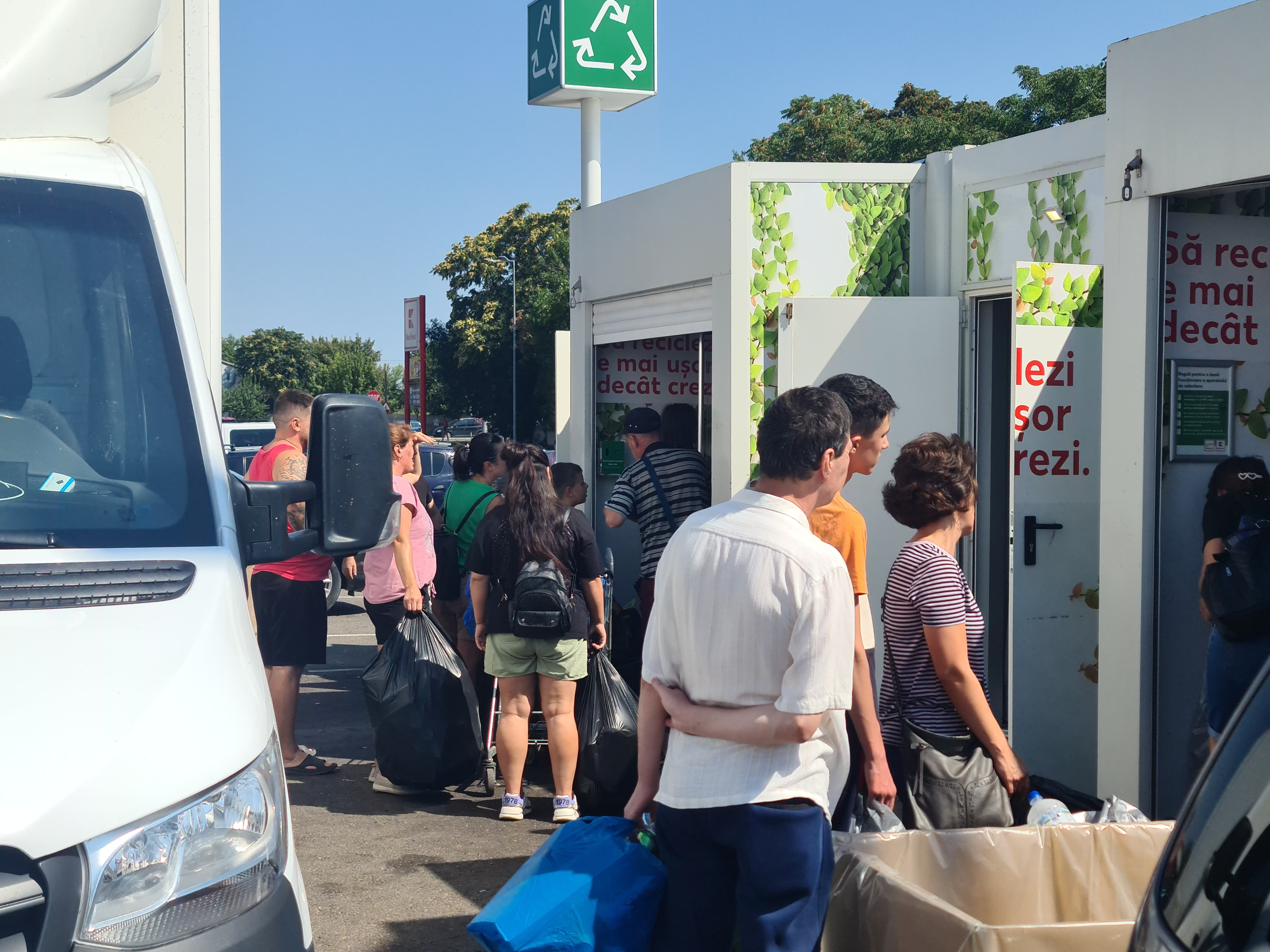 La returnare de ambalaje, cu camioneta. Gălăţenii, indignaţi pe reciclatorii profesionişti (FOTO și VIDEO)