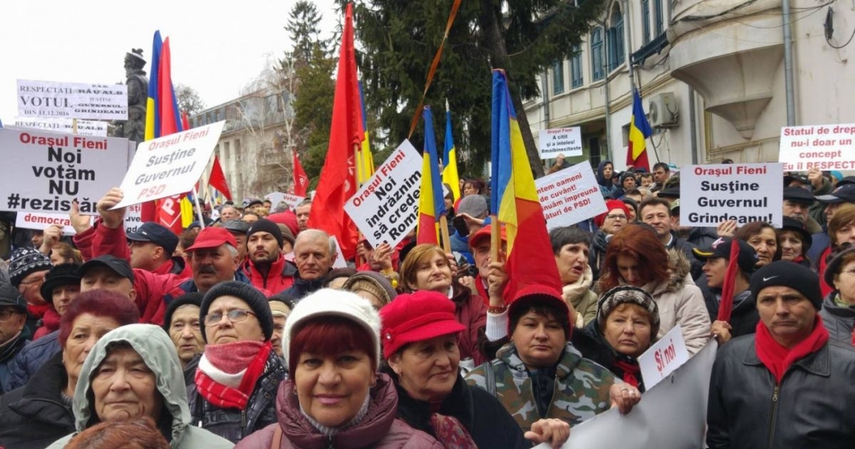 Tot poporu' aplaudă televizorul... la miting
