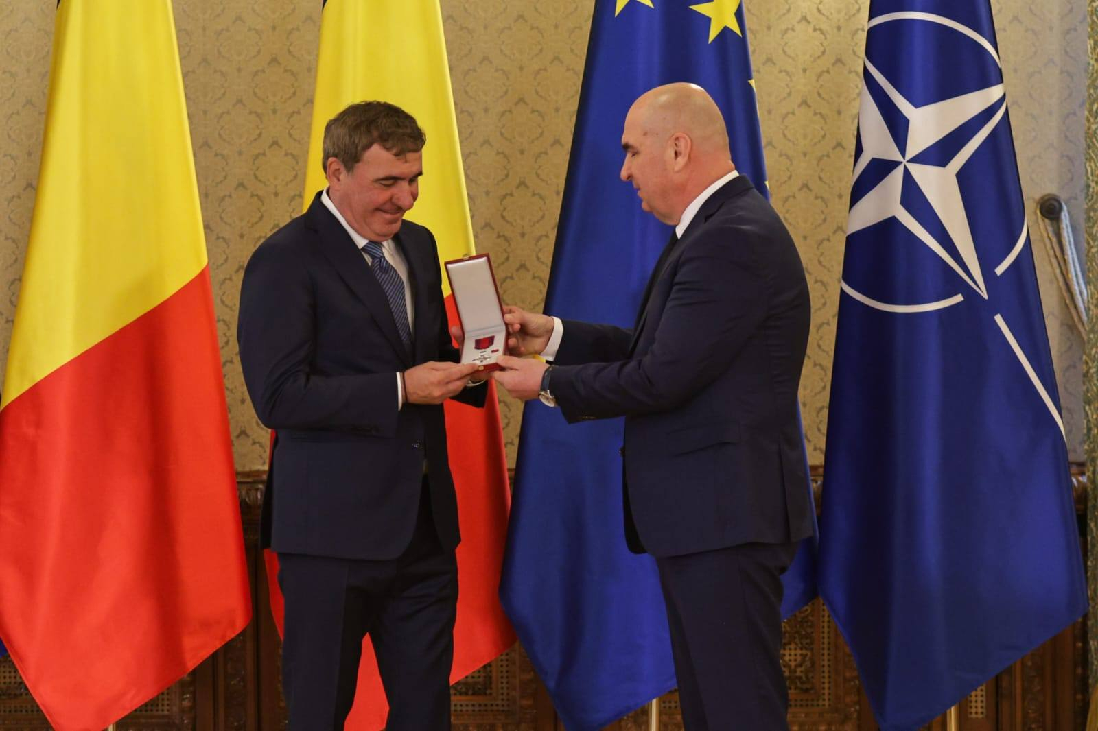 Gheorghe Hagi, decorat de Ilie Bolojan