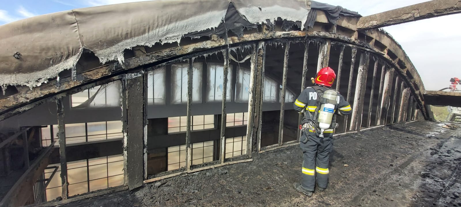 A luat foc o hală de pe Calea Prutului (VIDEO)