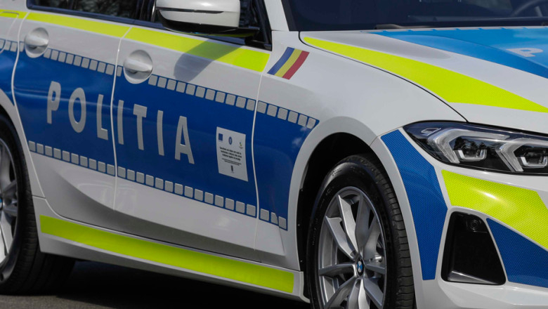 Polițiști cercetați pentru distracţie pe manele în maşina de serviciu
