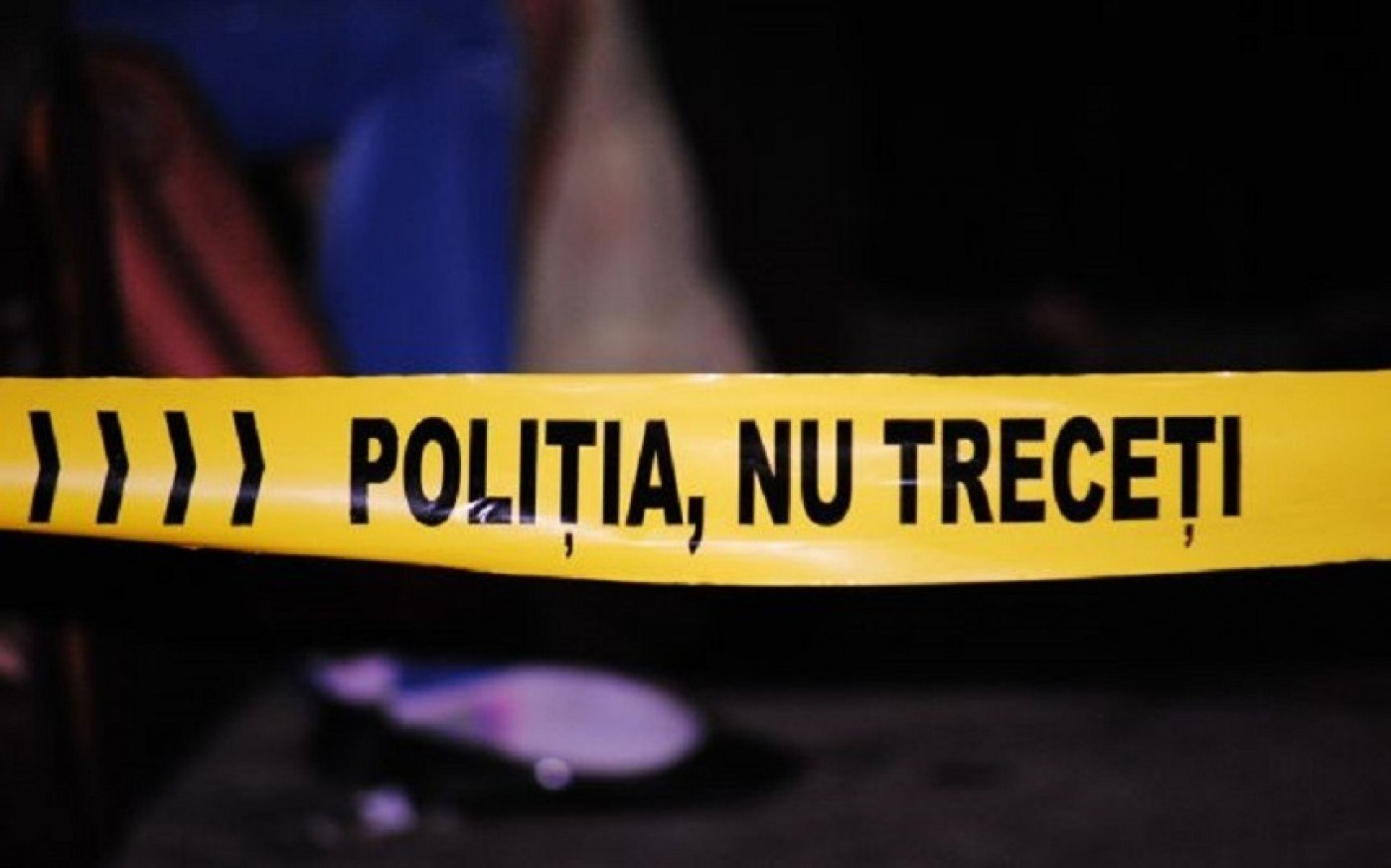 Bărbat doborât cu un cuțit, într-un loc public