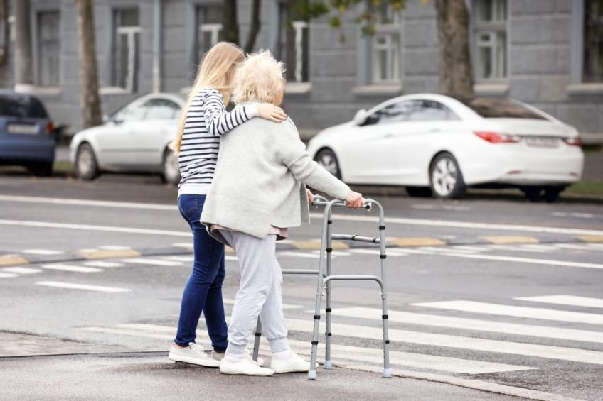 Bani pentru însoţitorii pensionarilor invalizi
