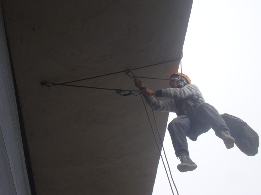 O pensionară din Galaţi a pus în pericol viața unui alpinist urcat pe bloc