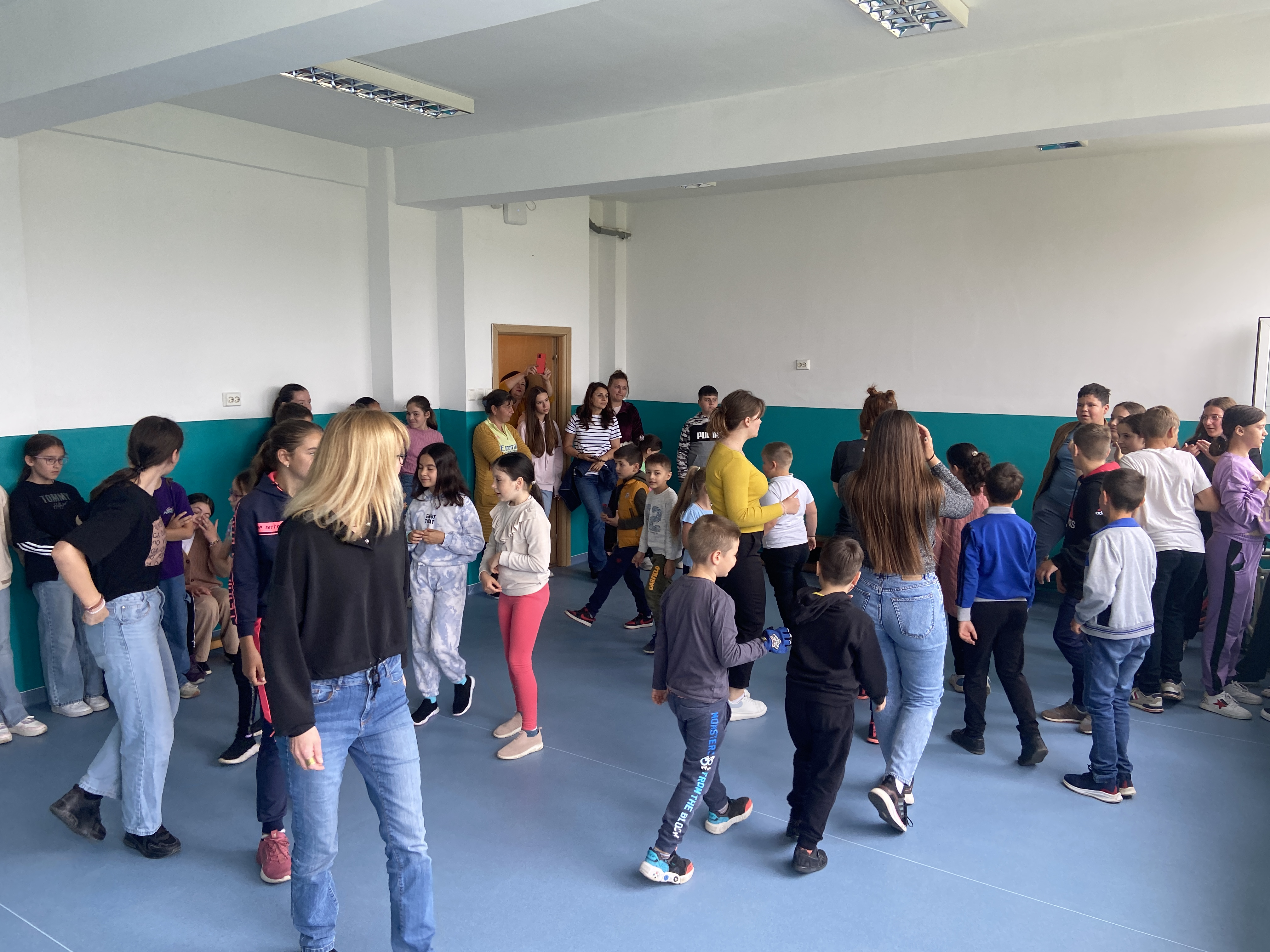 Elevii școlii din Rediu învaţă să devină actori