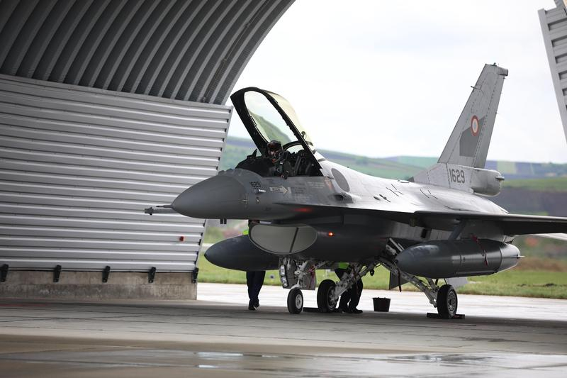Avioane F-16, ridicate pentru a monitoriza dronele rusești