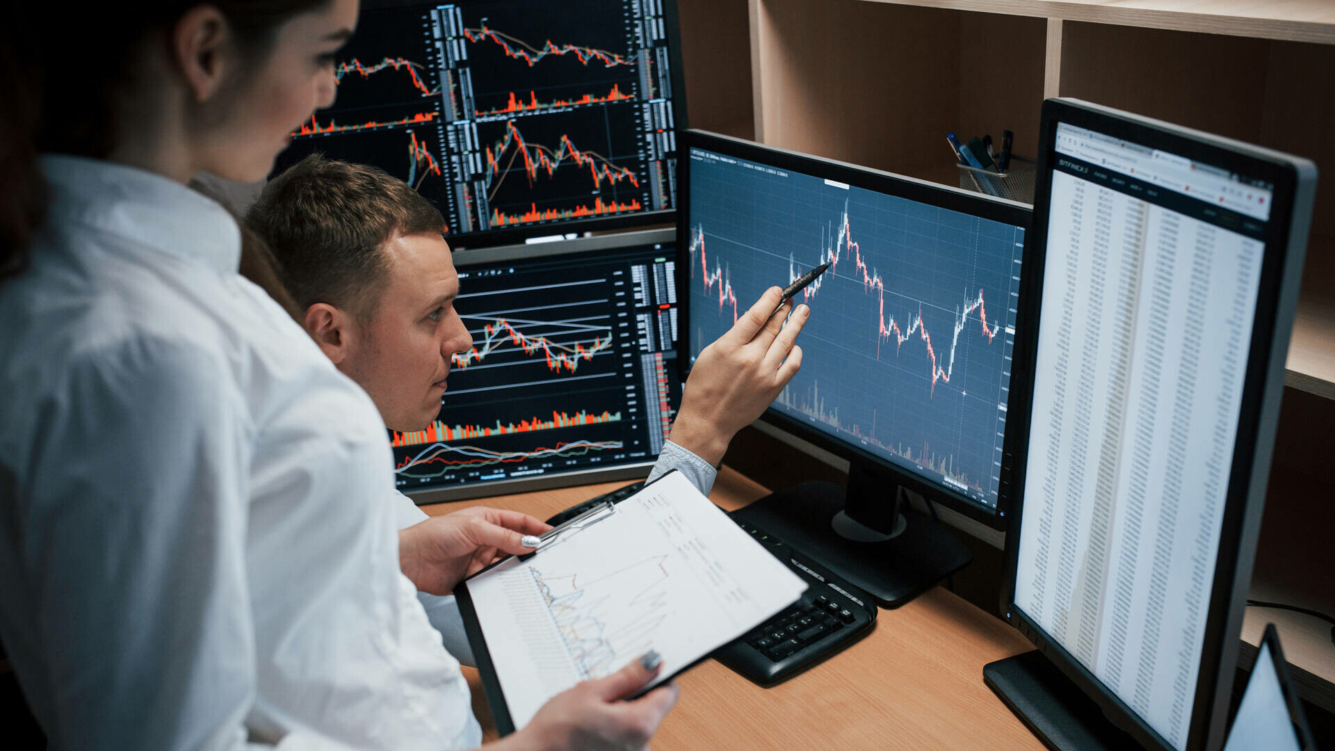 România, obligată să listeze la bursă trei companii de stat