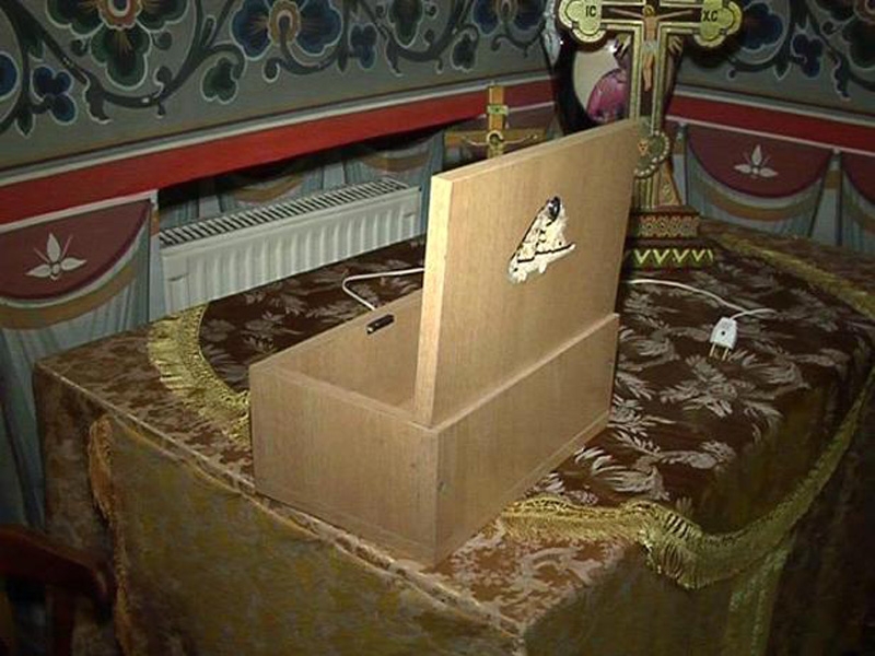 Au spart cutia milei şi au furat donaţiile enoriaşilor
