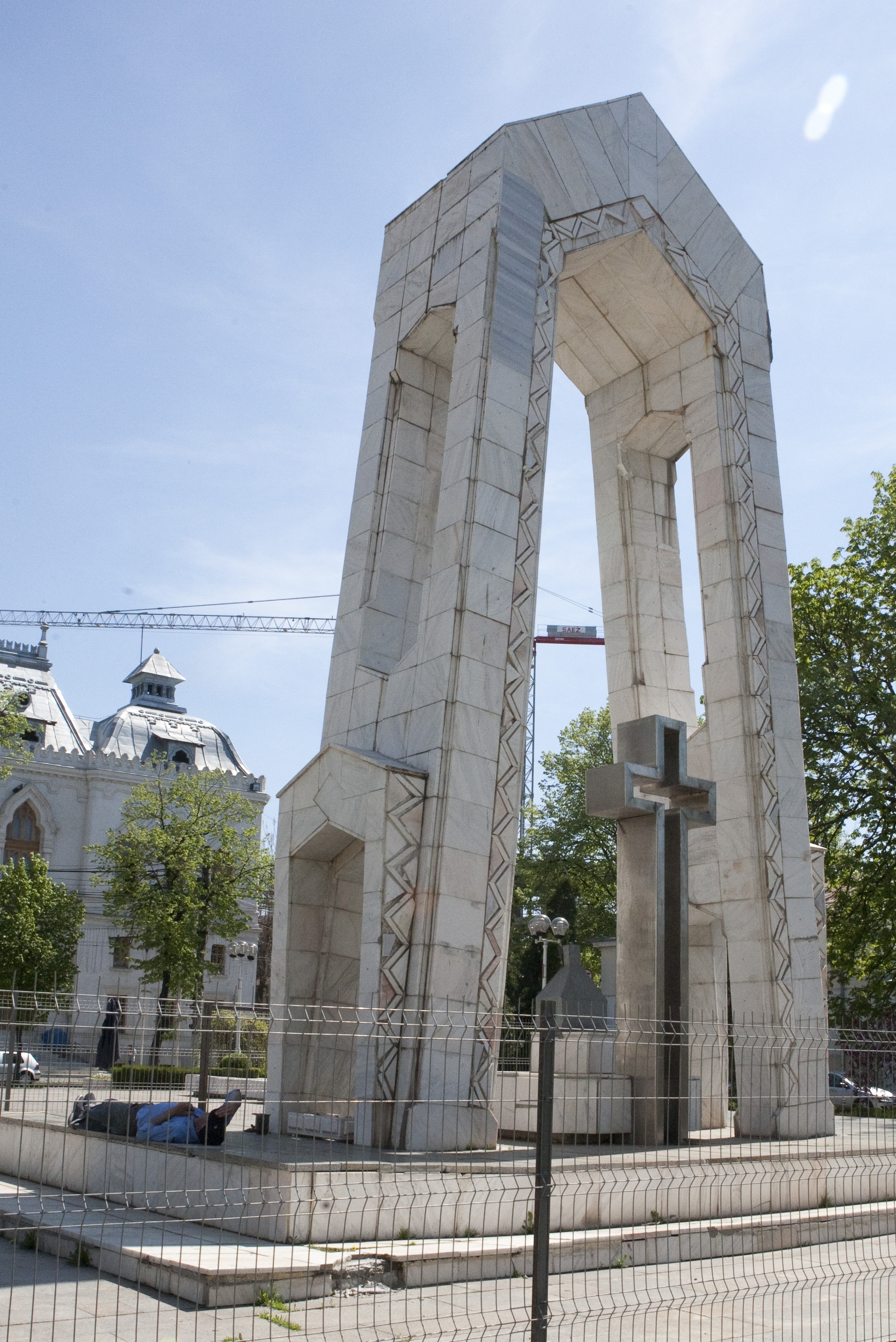 Pericolul pândeşte la monumentul Eroilor 