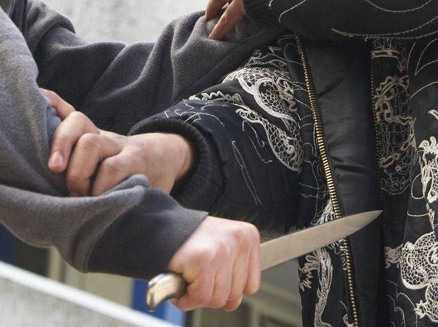 SCANDAL într-o comună gălăţeană: Un tânăr a fost ÎNJUNGHIAT ÎN STRADĂ