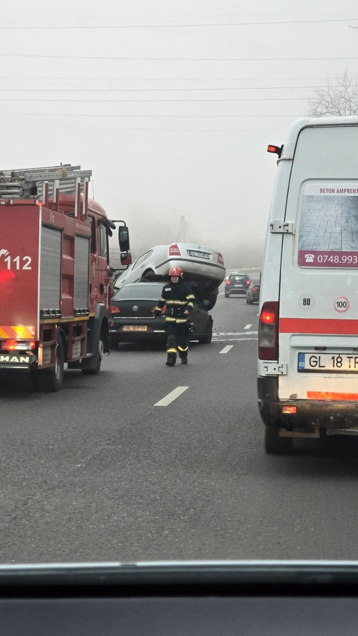 Două mașini s-au ”suprapus” la ieșirea din Galați