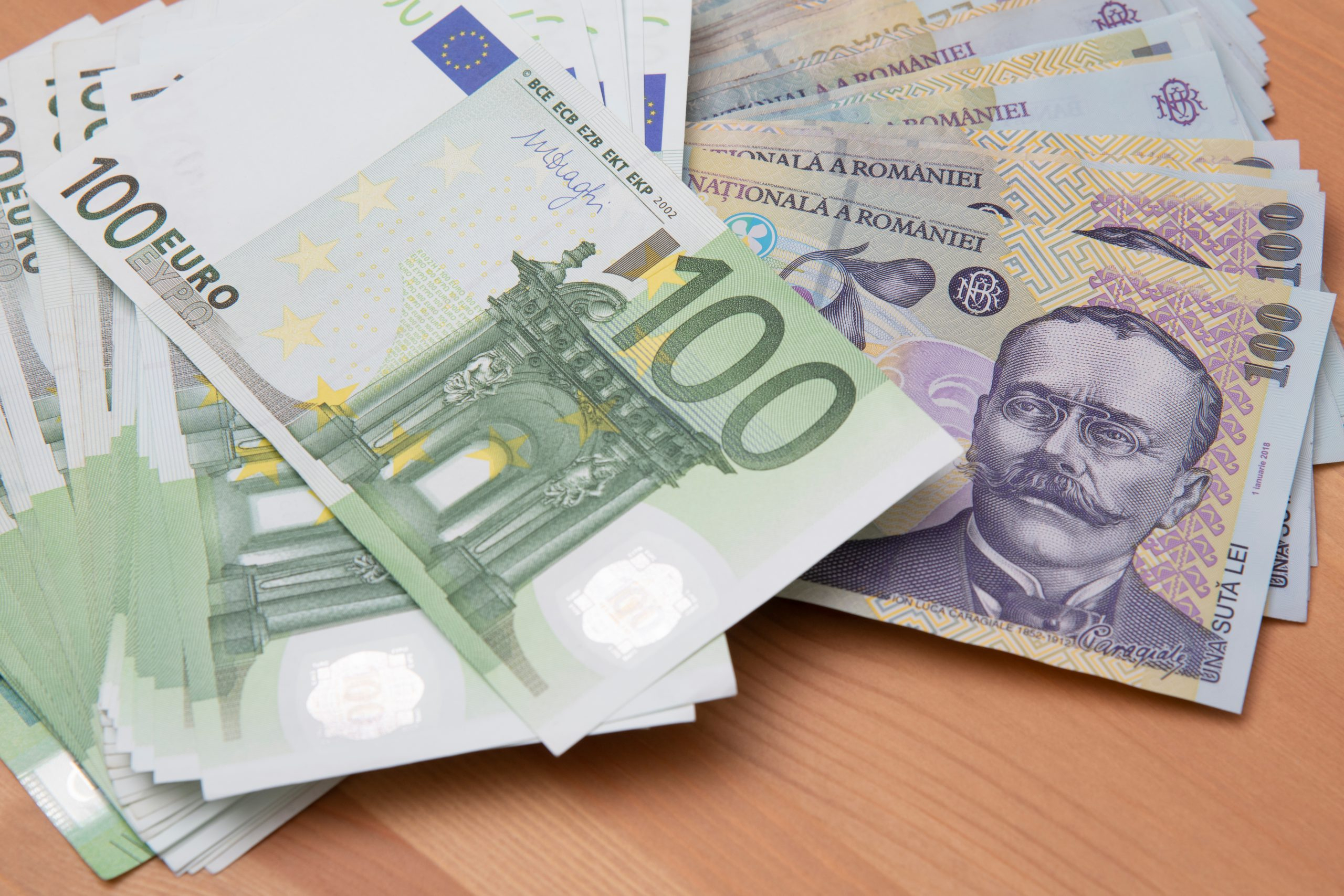 Depreciere modestă a leului influențată de scena politică franceză