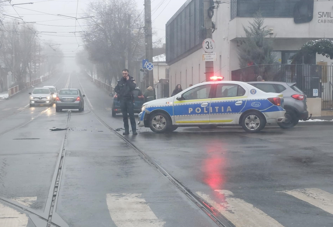 Mașină de poliţie în misiune, acroșată în intersecție
