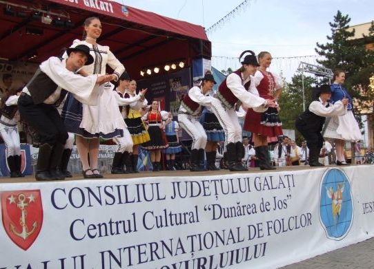 Programul Festivalului de Folclor: Mioara Velicu şi Gelu Voicu vor urca pe scena din Parcul Rizer