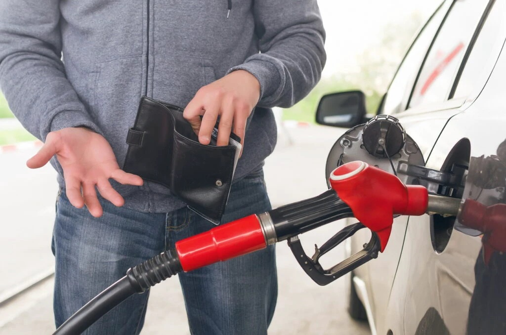 Prețurile la pompă sar de 8 lei pe litru, pe fondul crizei din Iran