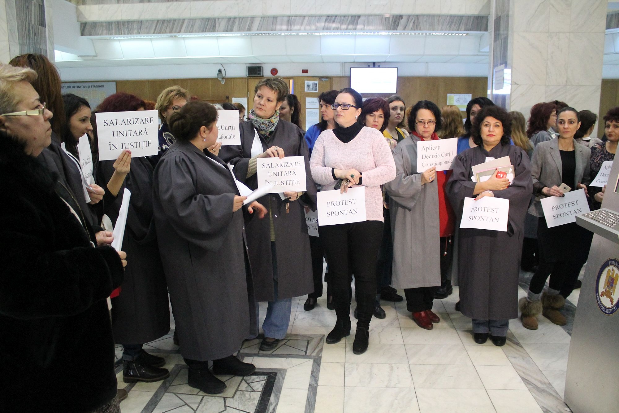 PROTEST SPONTAN la Palatul de Justiţie | Grefierii, nemulţumiţi că lucrează cât pentru trei